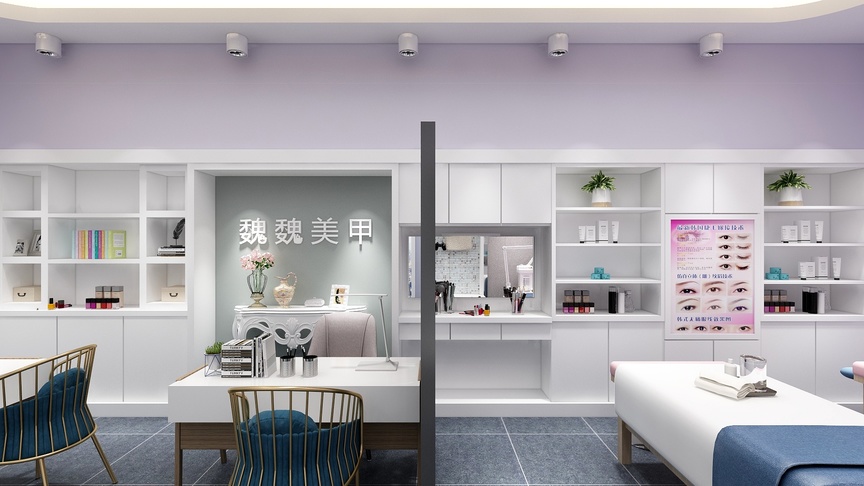 图中是一个美容美体店的内部环境。整个店的顶部到墙面都是浅紫色的，给人一种温馨舒适的感觉。左侧有一个白色的台子，上面摆放了一些美甲工具和一些宣传单，台子上方的墙上挂着一块白色的牌匾，上面写着“魏魏美甲”和店铺的电话号码。台子右侧有三个白色的储物柜，中间有一个玻璃门通向另一个房间。房间内有一个白色的桌子，上面摆放着眼镜和一些美甲工具，墙上也挂着一些宣传画和植物。房间的右侧有一个白色的桌子，上面摆放着一些美容工具，墙上也挂着宣传画和植物。店铺中间地上放着一张蓝色的地毯，上面摆放着两把椅子，一把是有靠背的黄色椅子，一把是白色简约椅子。店铺的右侧地面上放着一张白色的床，上面摆放着一个白色的桌子，上面摆放着眼镜和一些美容工具，墙上也挂着宣传画和植物。