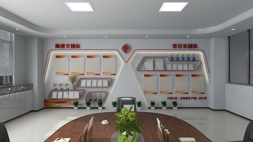 图中是一个办公室的内景，正前方是一张棕色的会议桌，桌子周围有6把黑色的椅子。桌子的左侧有一张白色货架，上面分四层摆放着各种物品，其中有三个白色的盒子，三个灰色的圆形物品，上面有一个白色的小方体。图中间的左侧有一个立体的墙壁，上面写着“闻喜文团队”，下面写着“柴泊东团队”。墙壁的左侧是一面灰色的墙壁，上面也写着“闻喜文团队”，下面写着“柴泊东团队”。墙壁右侧挂着一个白色文件栏。图片最上方的灰色的天花板上有一个白色的灯。