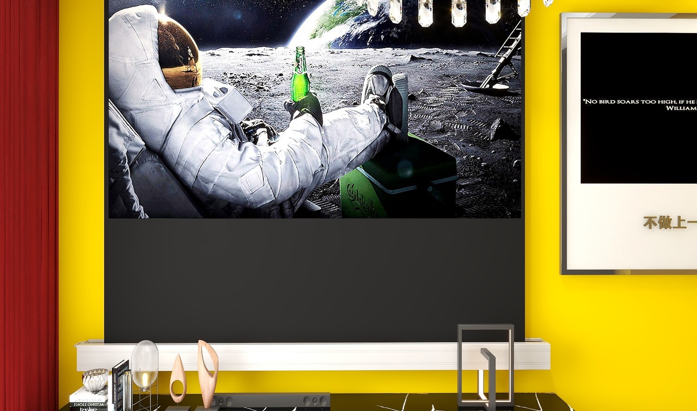 这个场景是一个黄色的客厅，客厅的墙上贴着一张宇航员在月球上喝啤酒的海报，海报上宇航员的脚下是地球，他正在月球上休息，脚上穿着一双帆布鞋，左手拿着一个啤酒瓶，右手拿着一个遥控器，他旁边放着一个黑色的袋子。客厅的左侧是一张黄色的柜子，右侧是一台电视，电视上边框是黑色的，下面有一行白色的字：“不止是一个电视”。此外，客厅的地上铺着一块黄色的地毯，地毯上放着一个黑色的茶几，茶几上面摆放着一些杂物。