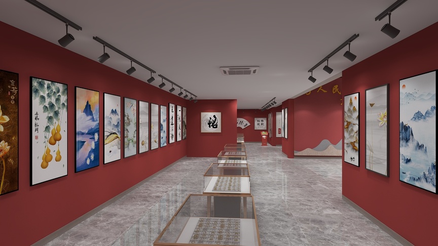 这是一个红色的展厅，展厅的墙壁上挂满了画作，主题以国画为主，画作下方有展柜，柜中展示着一些金石篆刻作品。展厅的顶上挂着黑色的灯具，地面铺着灰色的大理石砖，左侧是墙壁，右侧是玻璃展柜，展柜中也展示着一些金石篆刻作品。