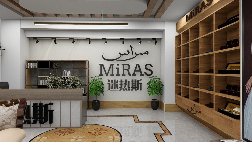 图中是一个店铺的内景，墙面上有黑色的logo，logo的上方是木制的假梁，假梁下方挂着一些装饰品。左侧是一张米色的桌子，后面是收银台，收银台的左边是展示架，展示架上摆放着一些鞋盒。中间的地上有一块黄色和白色相间的圆形地毯，地毯前方有一个黑色的圆形地毯。展柜的右边是一个棕色的木制鞋架，鞋架上摆放着各种鞋子。墙上还挂着一些装饰画。