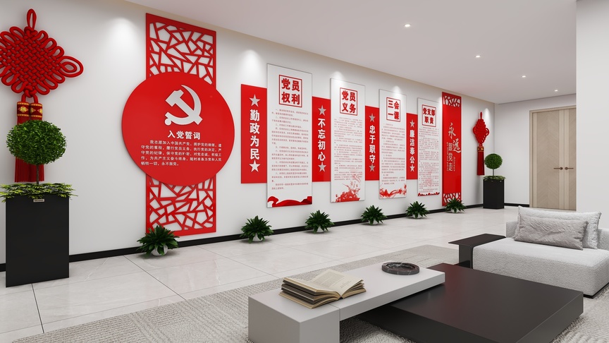 图中是一个宽敞的红色和白色的主题展示空间，正对面的墙壁上挂着7个红色的金属牌，上面有金色的诗句和图案。这些金属牌的左侧有一面白色的墙壁，上面挂着6个带有金色诗句的红色牌匾，其中四个牌匾为竖版，两个为横版。整个空间以红色和白色为主，地面铺着白色瓷砖，天花板和墙壁均白色。墙面左侧摆放着黑色的花盆，花盆中种着绿色的植物。花盆的右侧摆放着一个白色沙发，沙发上放着一个红色的抱枕。沙发上前方的地上摆着一个黑色茶几，上面放着一个打开的书本和一个红色的盆栽。墙上还挂着红色的中国结，增添了节日的氛围。